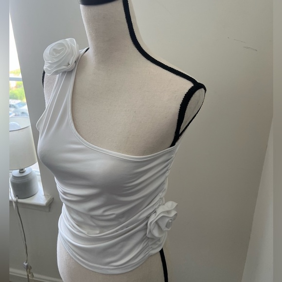 One-Shoulder Flower Detail Ruched Crop Tank Top - Picture 4 of 12